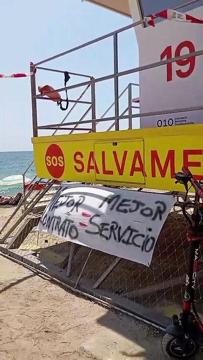 Socavones en la playa de Llevant de Barcelona