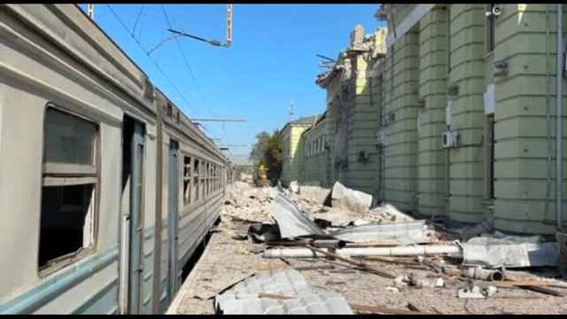 Nuovi attacchi russi sull'Ucraina, colpita una stazione ferroviaria