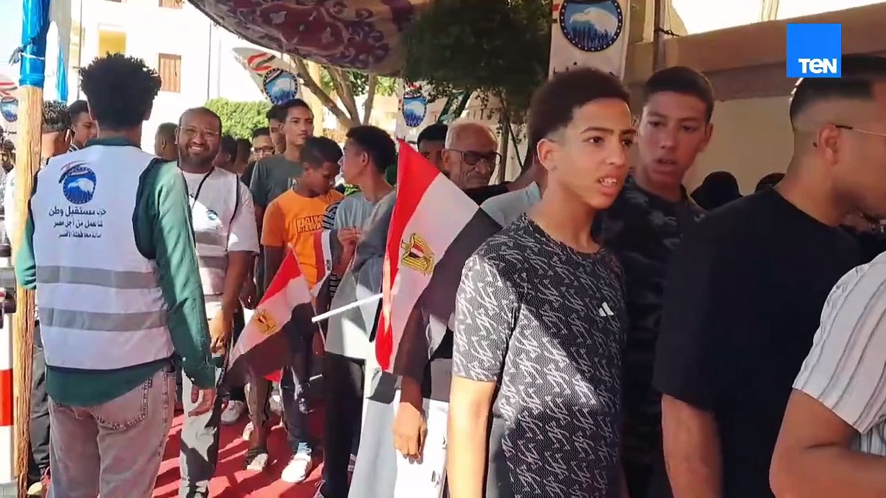 حشد للناخبين أثناء فتح اللجان بلجنة مدرسة وادي الملكات بالأقصر