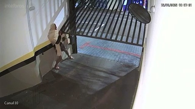 Criminoso disfarçado de “fantasma” invade condomínio e furta bicicleta no Centro de Cascavel