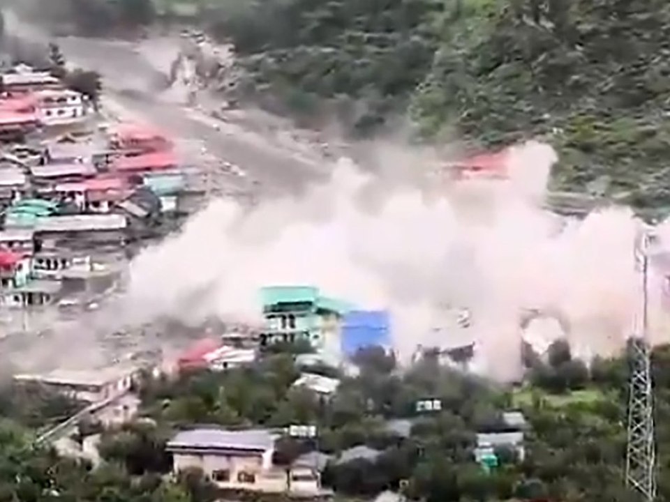 Nach Wolkenbruch: Sturzflut zerstört Dorf