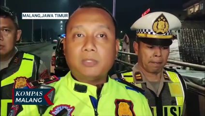 Muat Tetes Tebu, Truck Gandeng Terguling di Fly Over Mergosono