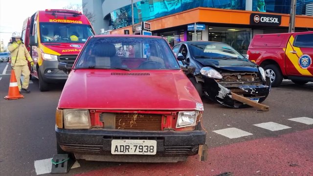 Carros se envolvem em forte colisão no Centro de Cascavel