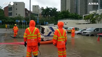 Hong Kong, forti piogge improvvise paralizzano la regione