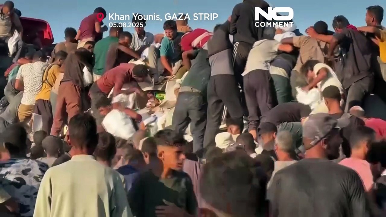 Menschenmengen sammeln sich um Hilfstrucks in Gaza wegen anhaltender Lebensmittelknappheit