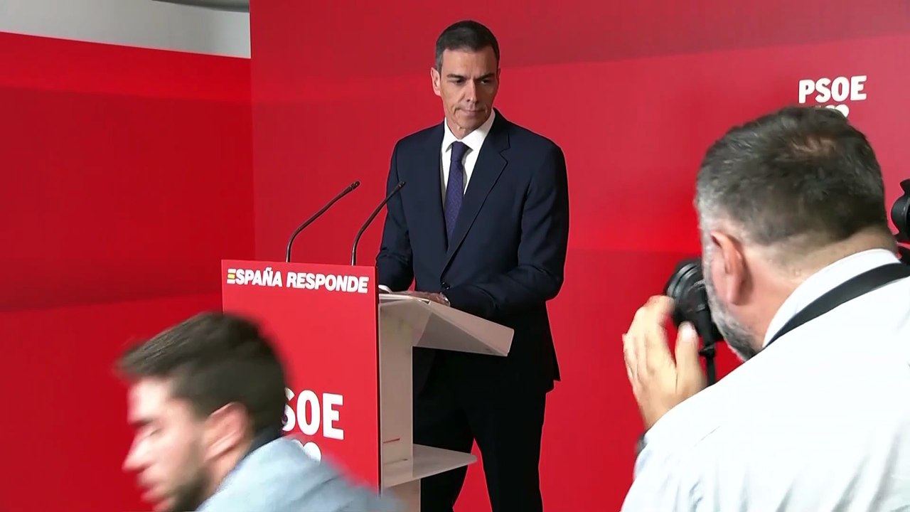 Sánchez se persona como acusación particular por la lona que Hazte Oír colgó ante el Congreso