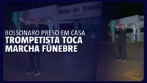Trompetista toca marcha fúnebre em frente à casa de Bolsonaro