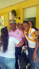 Docente gana 18.5 millones en la Loto y es celebrado por colegas