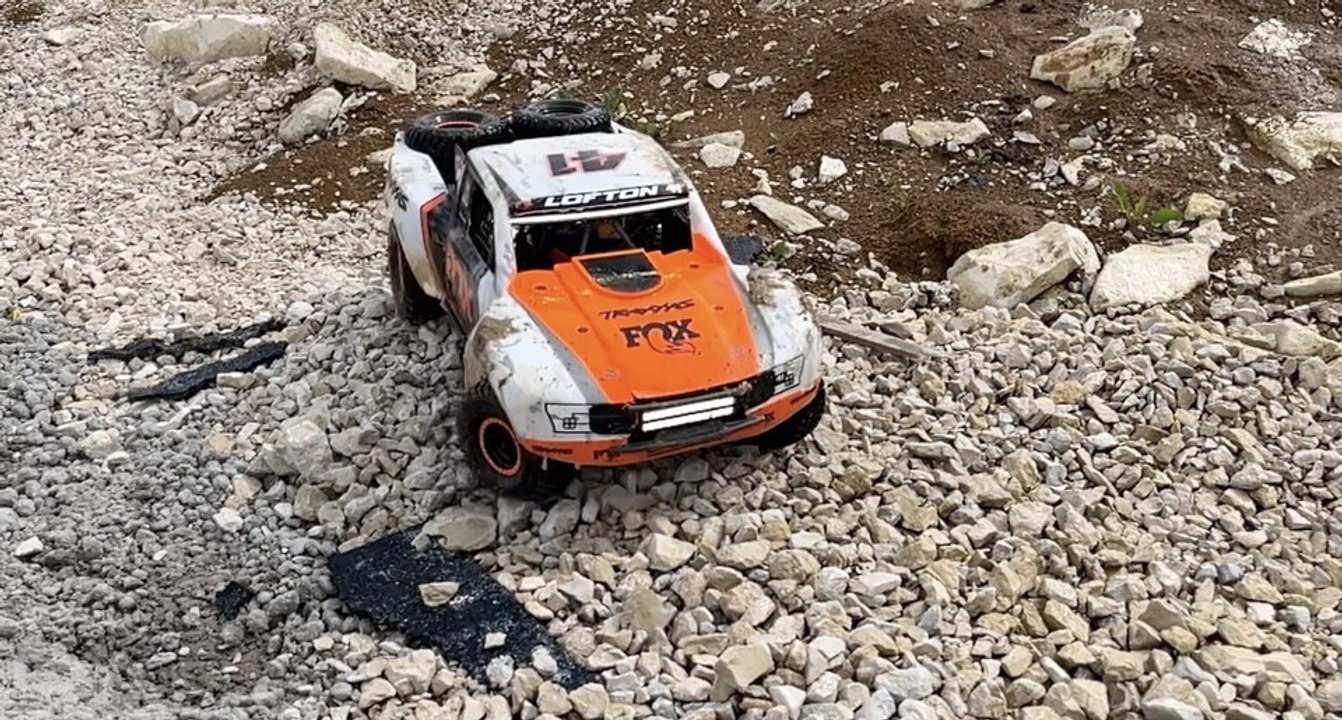 Der Traxxas UDR in Action: So fährt ein High-End RC-Truck im Maßstab 1:7 über Stock & Stein