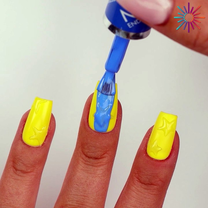 Turn your nails into a starry night sky! 🤩💅🏻