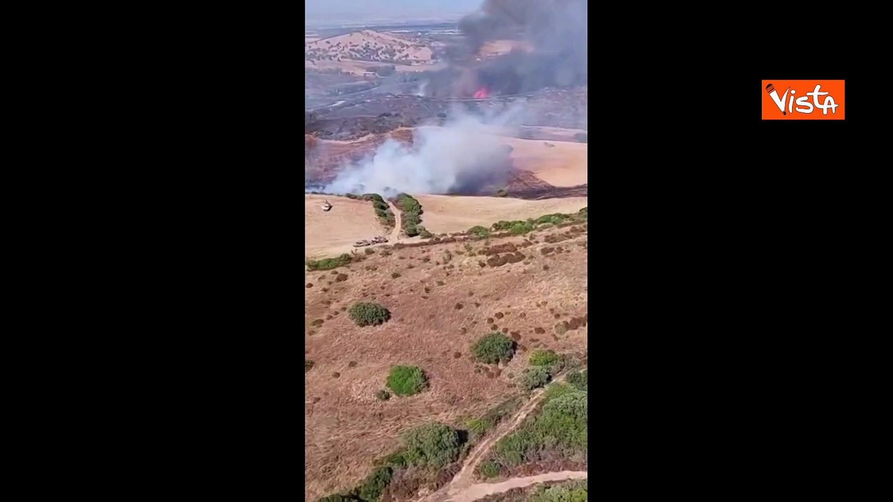 L'intervento di un elicottero dell'aeronautica militare per contrastare un incendio in Sardegna