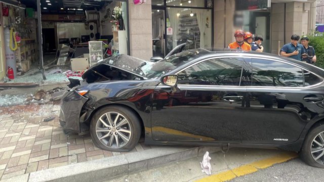 경기 평택 아파트 상가로 승용차 돌진... 운전 미숙 / YTN