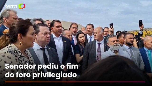 Após prisão domiciliar do pai, Flávio Bolsonaro pede impeachment de Moraes e sugere 'pacote de paz'