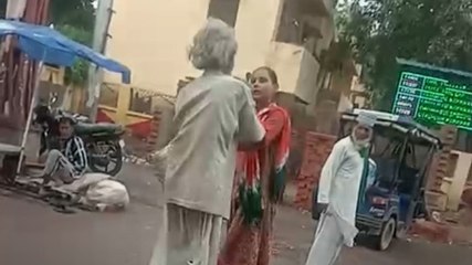 बांदा में महिला ने बुजुर्ग को बीच सड़क पर पीटा, Video