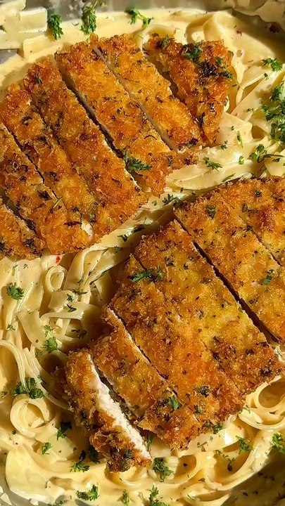 Creamy pasta with fried chicken#fypageシ #foryourpage #cooking #homecooking #goodfood #foodlovers #recipe #simplerecipe #friedchicken #eating #foodie #yummyfood #deliciousfood #pastarecipe #foodie #cookingwithlove #appetizer