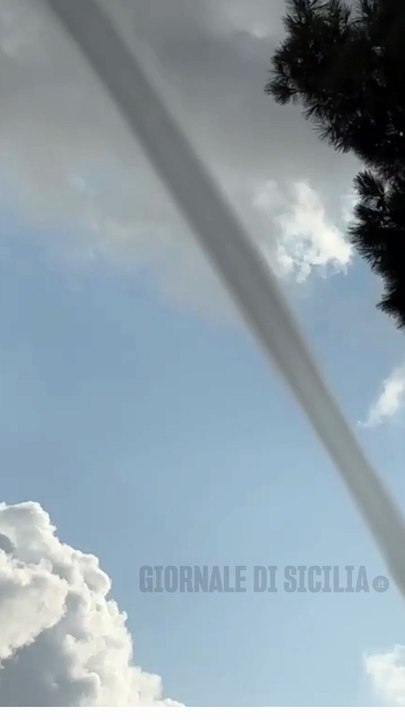 Tromba d’aria nel canale tra Lipari e Vulcano: spettacolo naturale nel pomeriggio alle Eolie