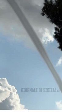 Tromba d’aria nel canale tra Lipari e Vulcano: spettacolo naturale nel pomeriggio alle Eolie