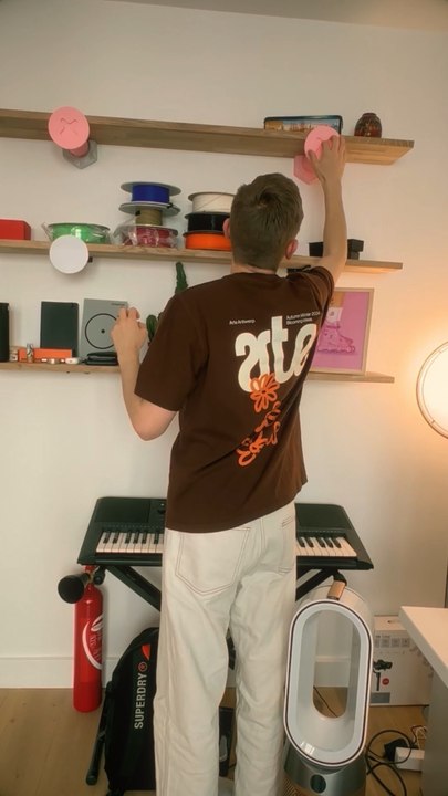 J3 - On tente le pot pour mon cactus 🌵 Les pics se sont bien imprimé c’est cool !Demain j’vais faire un objet qui va me libérer un peu de place sur cette étagère en bordel 👀Et si vous avez des idées d’objets, balancez les ! 💬#3dprint #deco #design