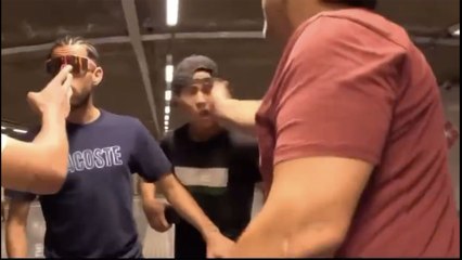 Carterista se lleva una torta en el metro de Barcelona