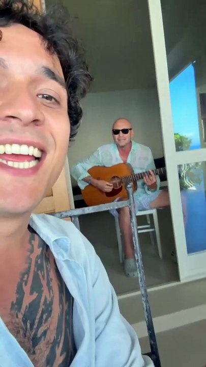 Isola d'Elba: a casa di Biagio Antonacci ci sono Tananai e Blanco, il terzetto canta