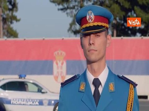 Il Presidente Repubblica di Serbia Vucic dona un mazzo di fiori a Meloni al suo arrivo a Belgrado