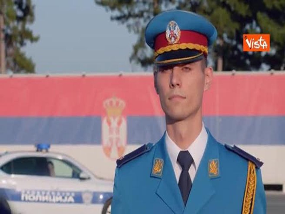 Il Presidente Repubblica di Serbia Vucic dona un mazzo di fiori a Meloni al suo arrivo a Belgrado