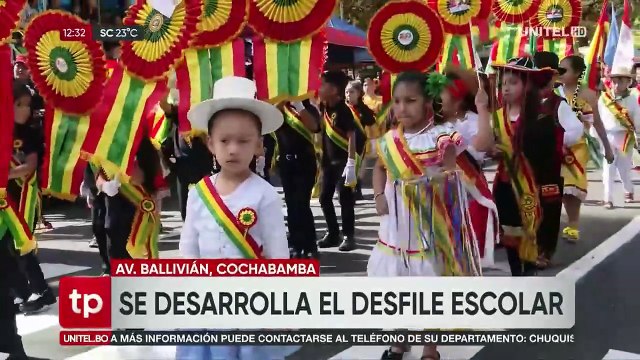 Cochabamba: Miles de estudiantes rinden homenaje al Bicentanario de Bolivia