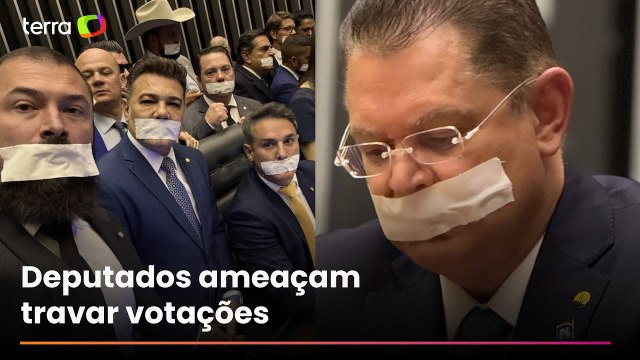 Com fitas na boca, oposição faz ‘obstrução total’ e pede ‘anistia’ após prisão de Bolsonaro