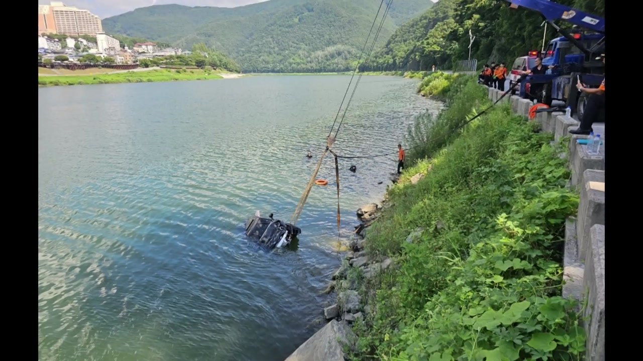 충북 단양 하천으로 승용차 추락...60대 2명 다쳐 / YTN