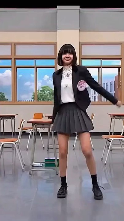 LISA FROM BLACKPINK DANCING