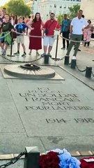 Homem acende cigarro no túmulo do Soldado Desconhecido