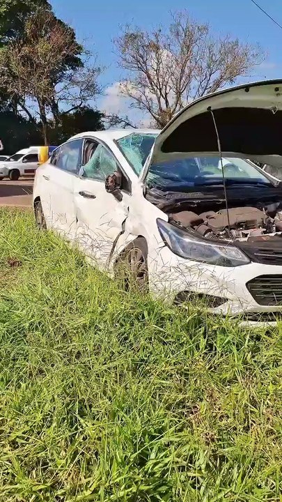 Carro com placas de Umuarama se envolve em colisão com caminhão na PR-323