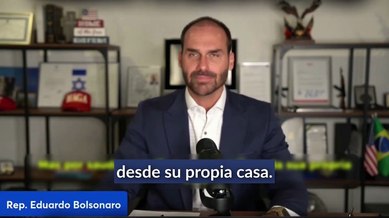 Eduardo Bolsonaro lanzó un mensaje urgente al mundo tras el arresto de su padre, Jair Bolsonaro: "Brasil cruzó la linea. Bolsonaro fue arrestado no por un delito, no por corrupción, sino por saludar a manifestantes desde su casa. Brasil ya no es una democ