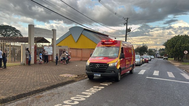 Menina de 10 anos fica ferida depois de cadeira cair no próprio pé na escola