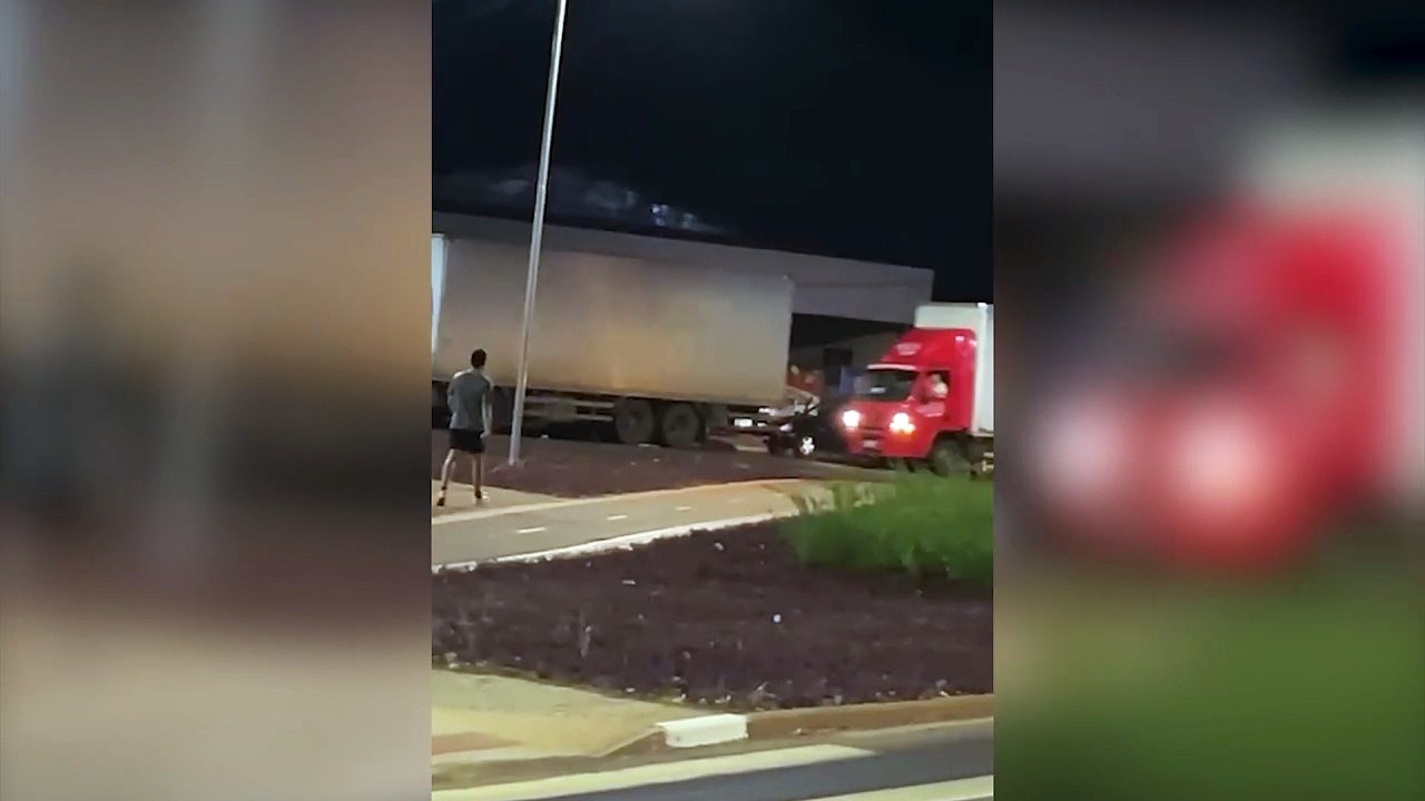 Óleo na pista! Retorno na Avenida Carlos Gomes é fechado após incidente envolvendo caminhão