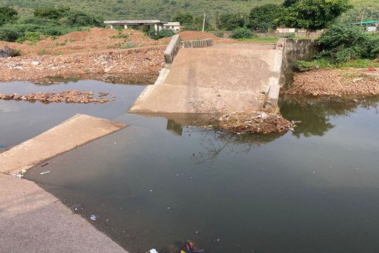 swm news: टूटी पुलिया: लोगों के सामने छाया रोजी-रोटी का संकट