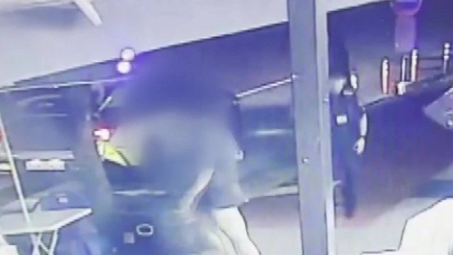 술 취해 행인·경찰 상대 흉기 난동...40대 중국 교포 체포 / YTN