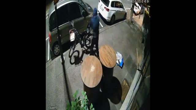 Quarta spaccata in tre mesi nel bar di via Dalmazia. Il ladro ciclista ? armato di piccone