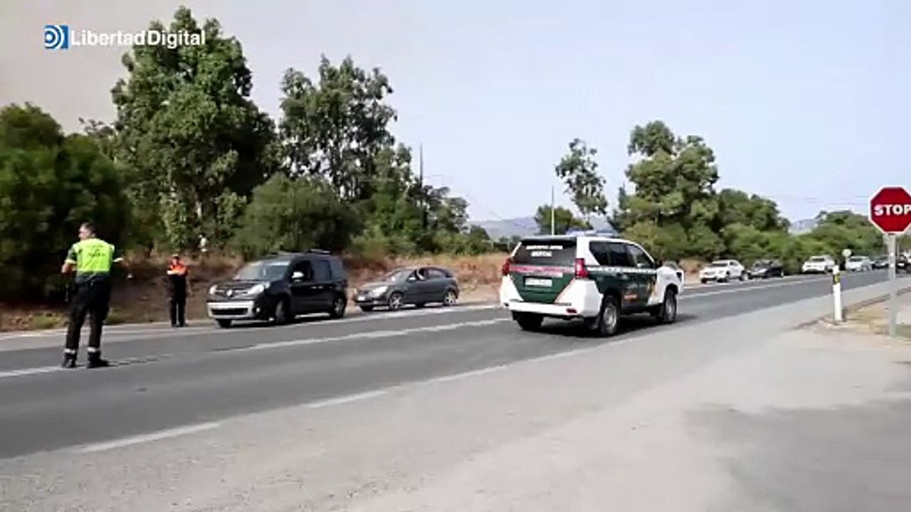 Grave incendio declarado en Tarifa obliga a desplegar un amplio dispositivo