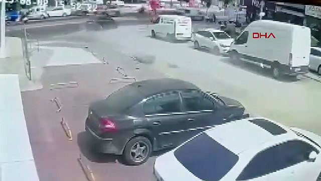 Uyuşturucu şüphelisi kaçarken otomobiliyle polis aracına çarpınca yakalandı 