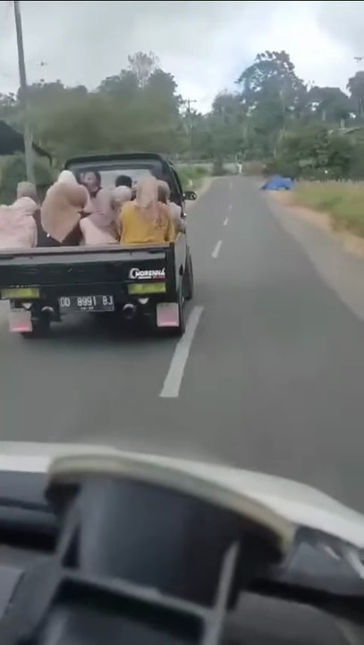 Pickup Truck Flips Over After Reckless Driving – Caught on Camera!