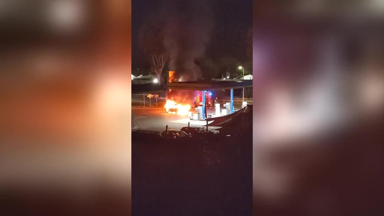 Ecco il video dell'auto che brucia davanti al distributore di benzina a Ostia Antica