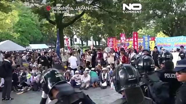 Centinaia di persone protestano contro le armi nucleari alla cerimonia di Hiroshima