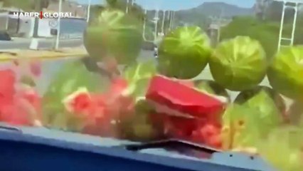 Malatya’da araçlarıyla karpuz tezgahına daldılar, “canımız sıkıldı” diyerek paylaştılar