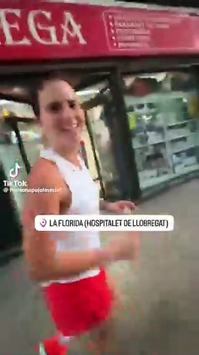 El polémico vídeo de una ‘influencer’ que corre por “barrios chungos” de Barcelona: “Solo he olido a kebab”