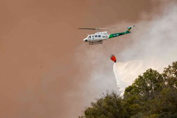 Desalojan a miles de personas en Tarifa por el incendio