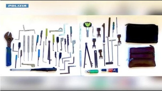 Furti negli appartamenti a Bologna, fermate due bande di ladri: il video della refurtiva da migliaia di euro