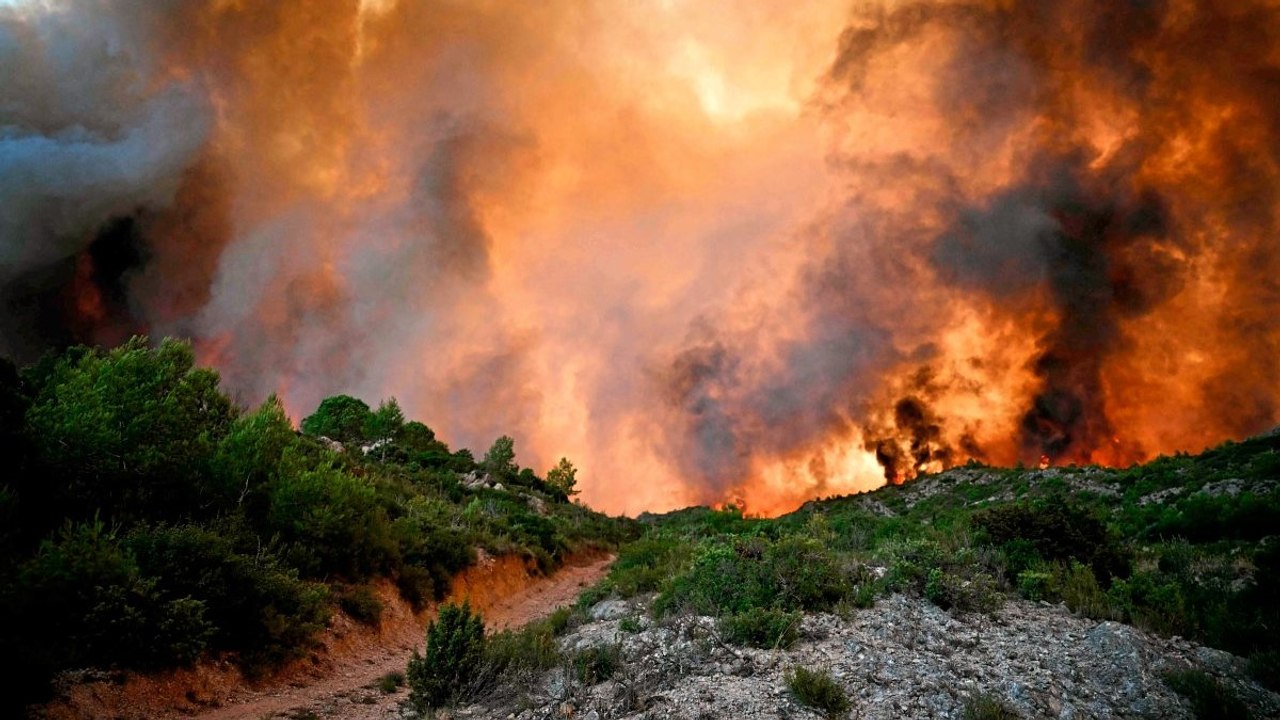 Waldbrand in Südfrankreich: Frau stirbt, mehrere Dörfer in Gefahr