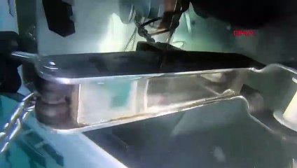 Kaybolan iş insanının parçalanmış teknesi su altında görüntülendi