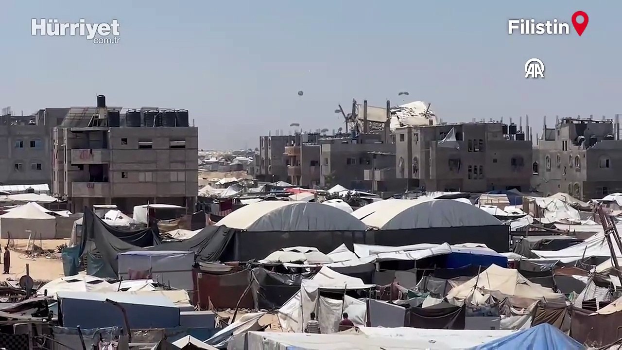İsrail’in saldırısı ve ambargosu altındaki Gazze'ye paraşütle insani yardım malzemesi indirildi